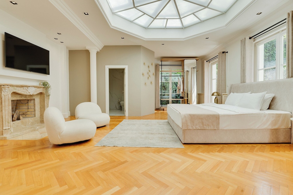 Elite Room