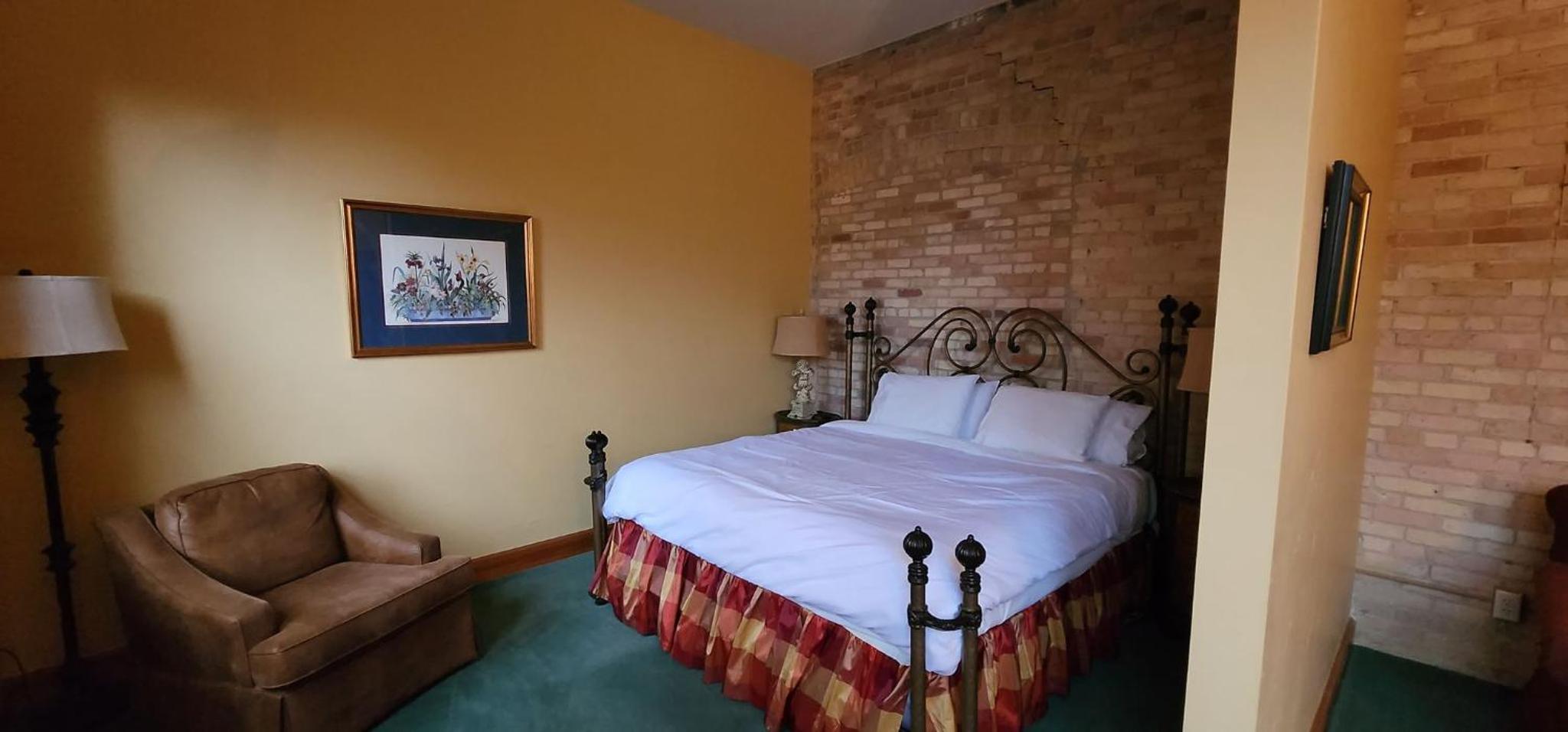 King Suite - Photo 6