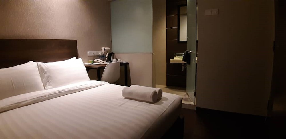 Connecting Rooms, 2 Queen Beds, No Window photo 3