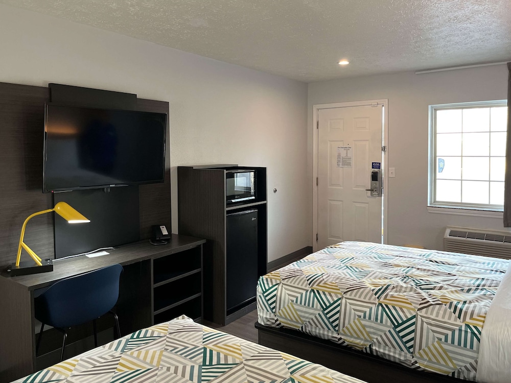 Deluxe Room, 2 Double Beds, Non Smoking, Refrigerator & Microwave - Photo 4