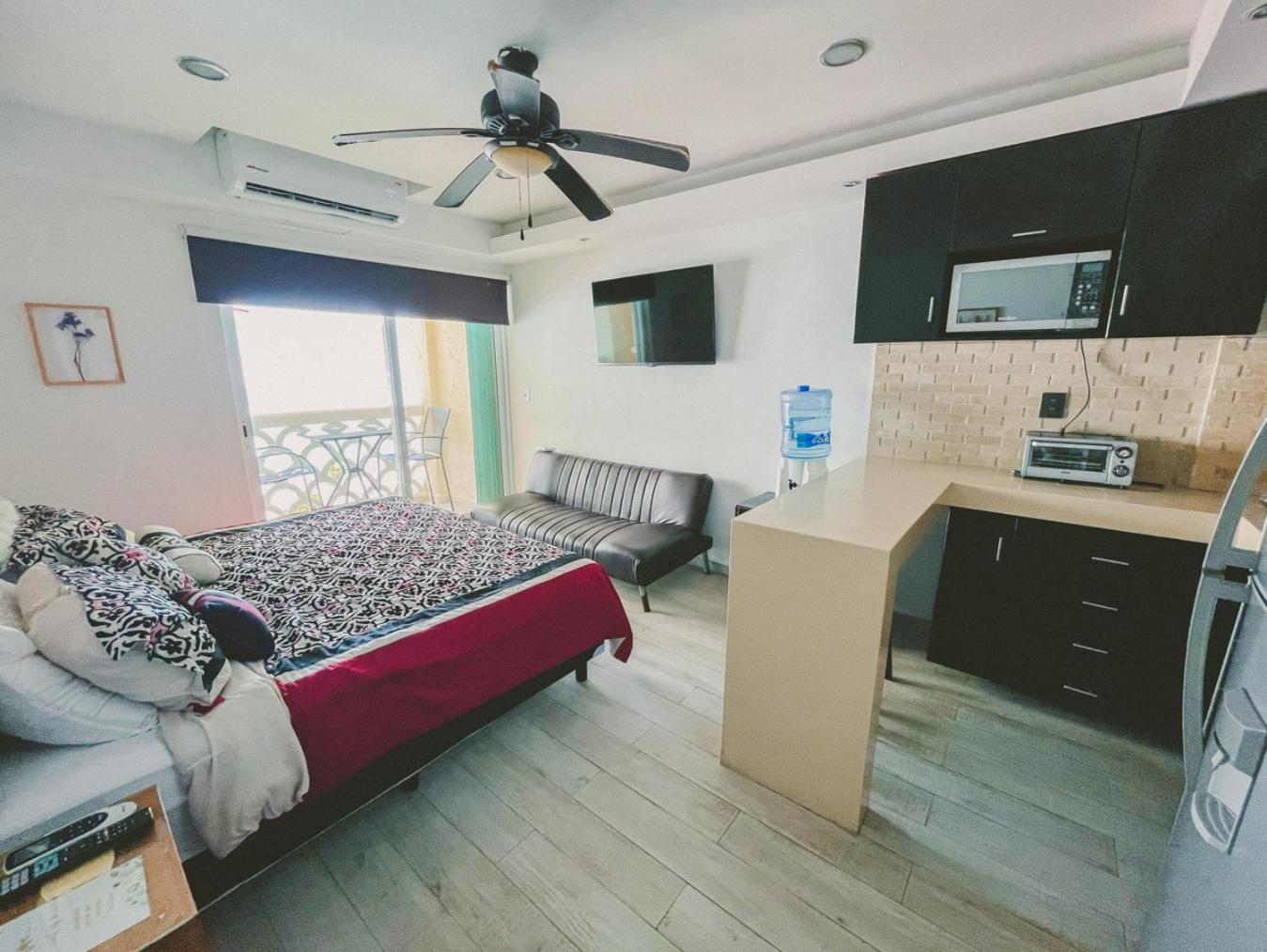 One-Bedroom Apartment photo 1