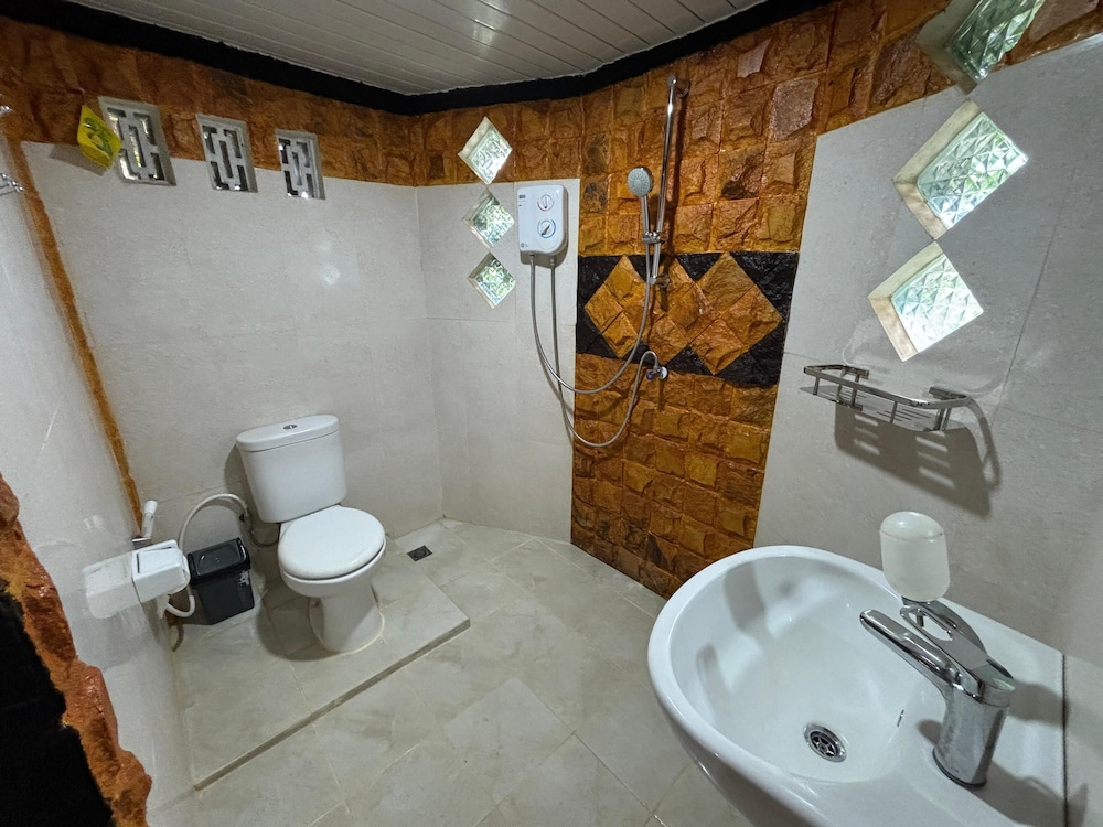 Exclusive Bungalow, 1 Queen Bed, Balcony, Beach View photo 2