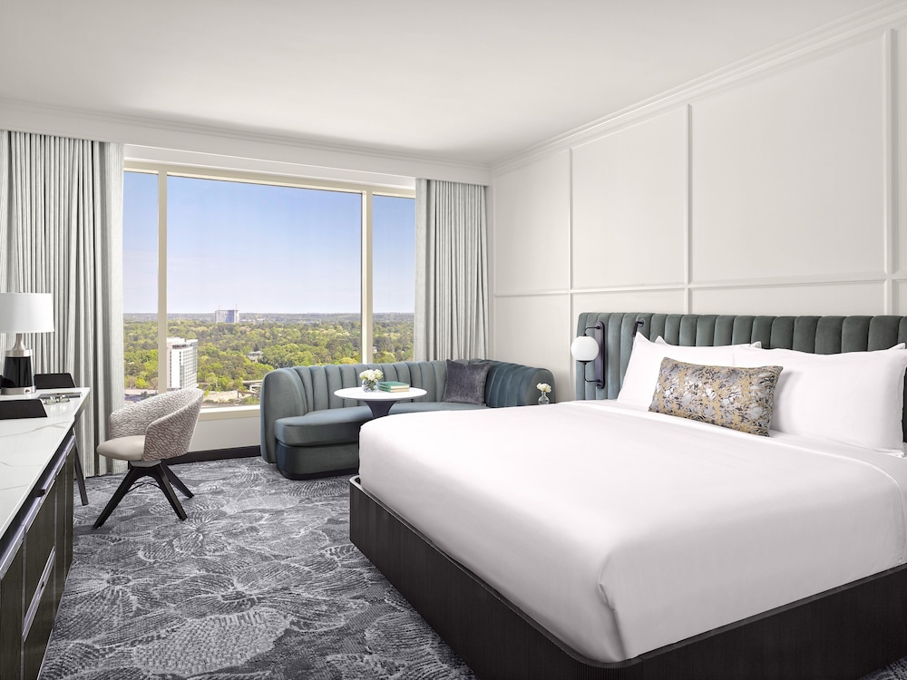 Club Room, 1 King Bed, Roll-in Shower (Roll-In Shower, Club Floor) - Photo 9