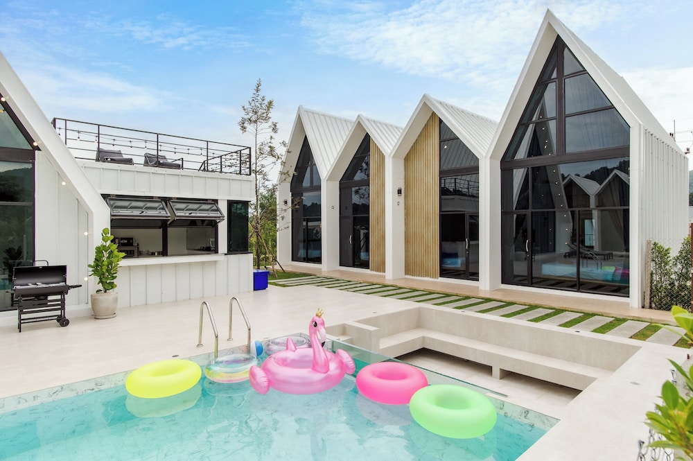 Eight-Bedroom Villa - Photo 21