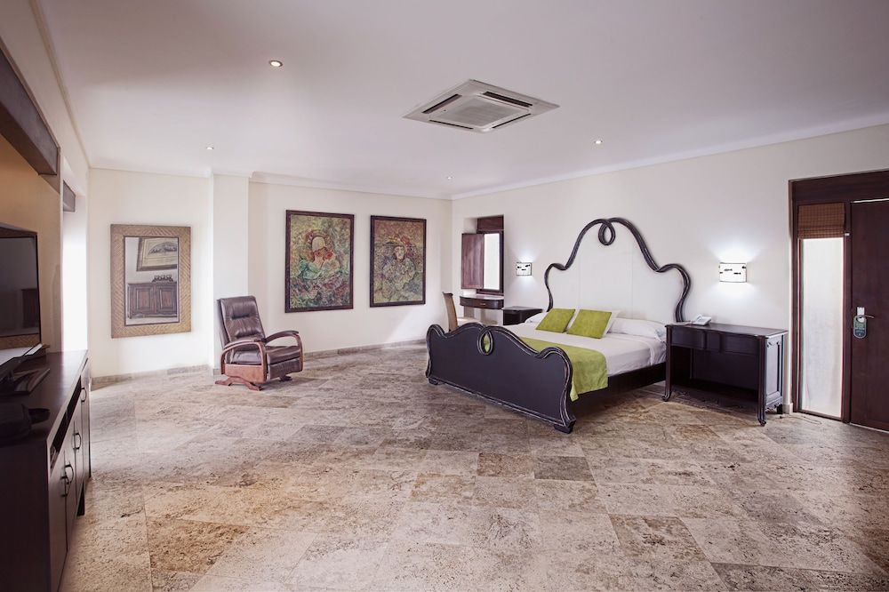 Suite, 1 King Bed photo 1