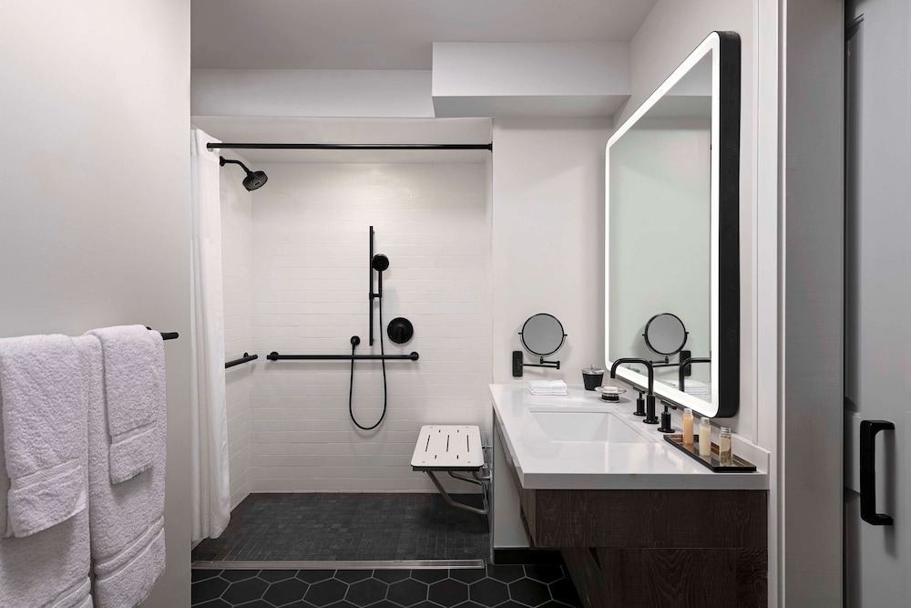 Premier Room, 2 Queen Beds, Accessible (Royal, Roll-In Shower) - Photo 7