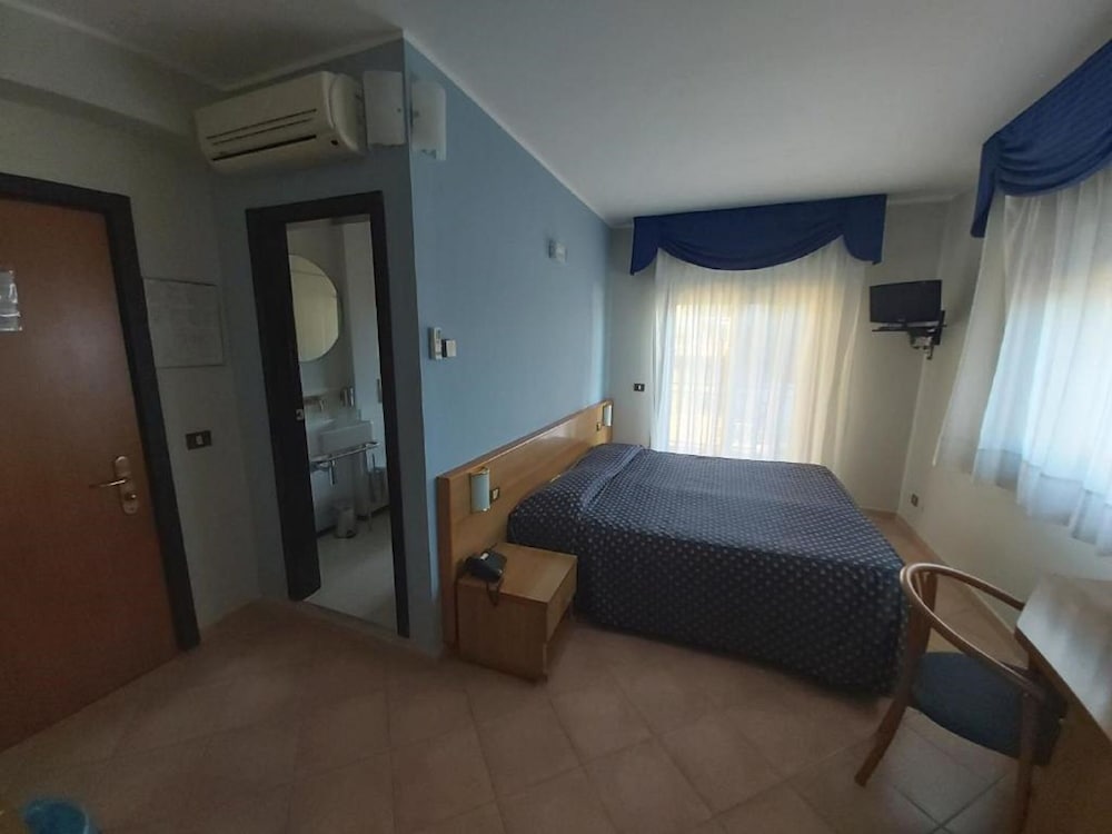 Standard Double or Twin Room photo 2