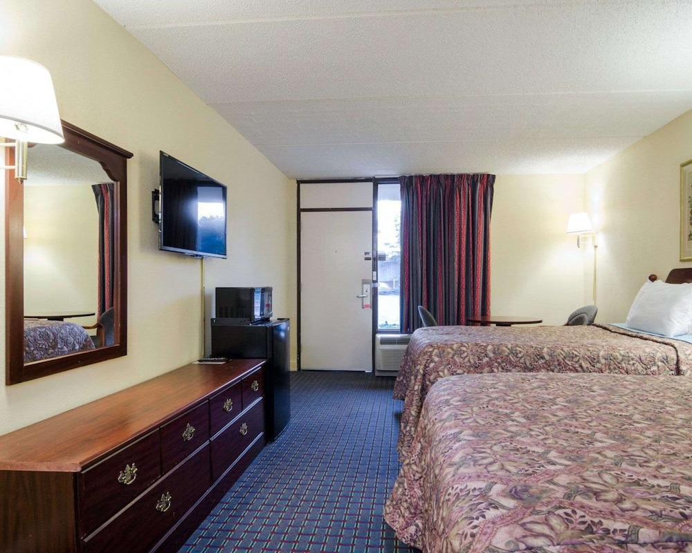 Standard Room, 2 Double Beds, Smoking - Photo 1