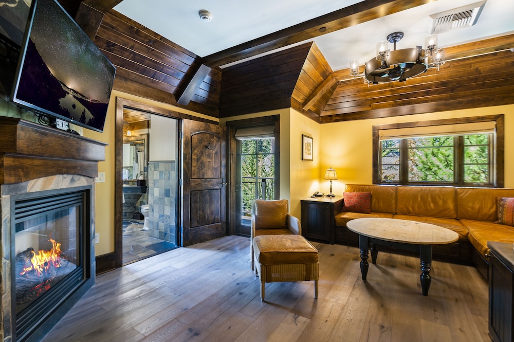 McKinney Suite, King Bed with Mountain View photo 2