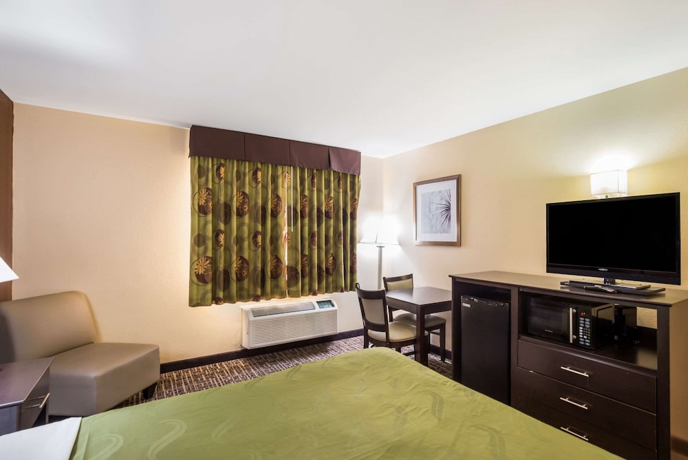 Standard Room, 1 Queen Bed, Accessible, Non Smoking (Accessible Tub) - Photo 3