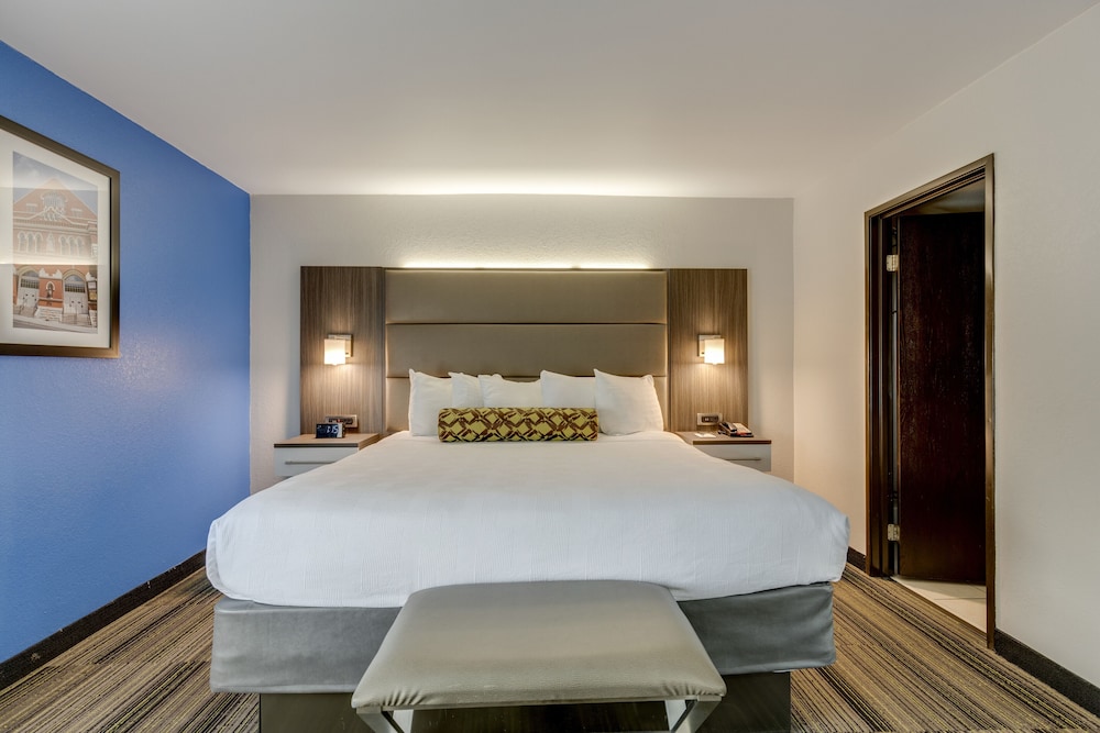 Standard Room, 1 King Bed, Accessible - Photo 1