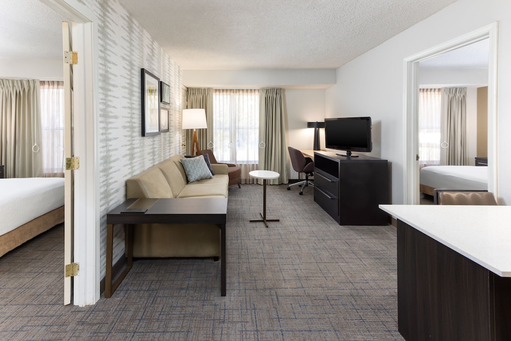 Suite, 2 Bedrooms - Photo 8