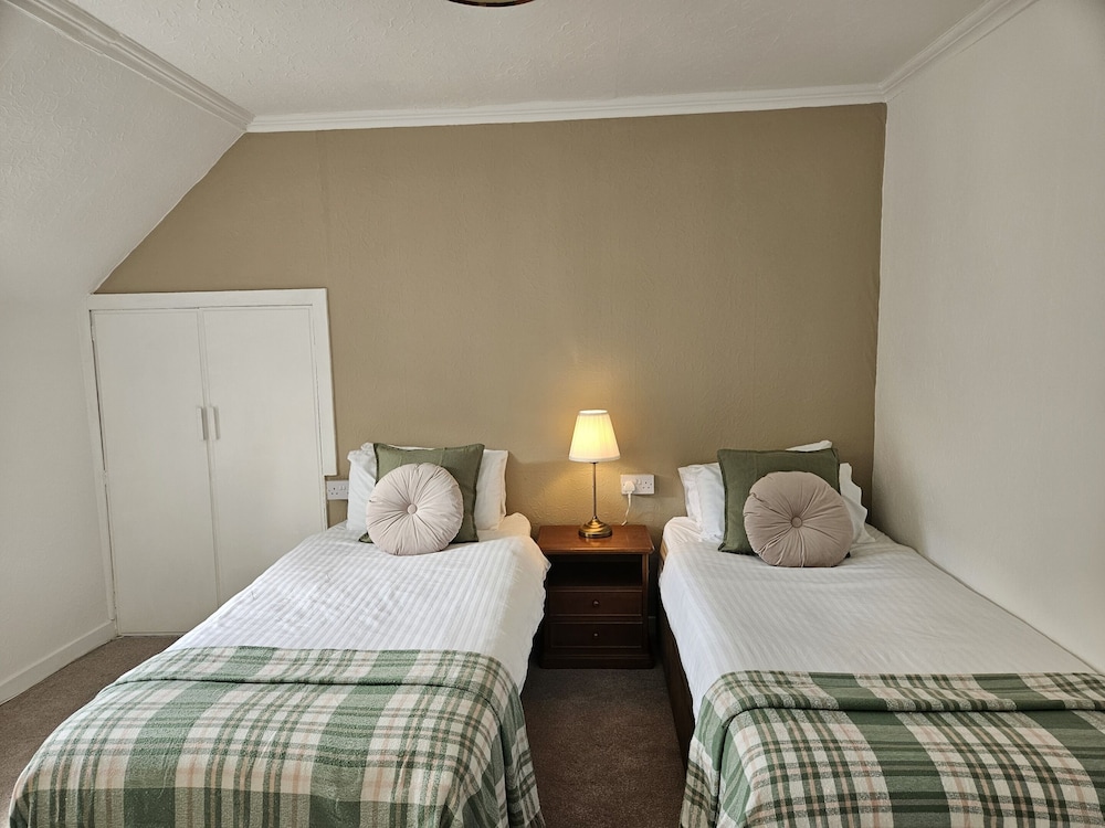 Economy Twin Room, Ensuite photo 1
