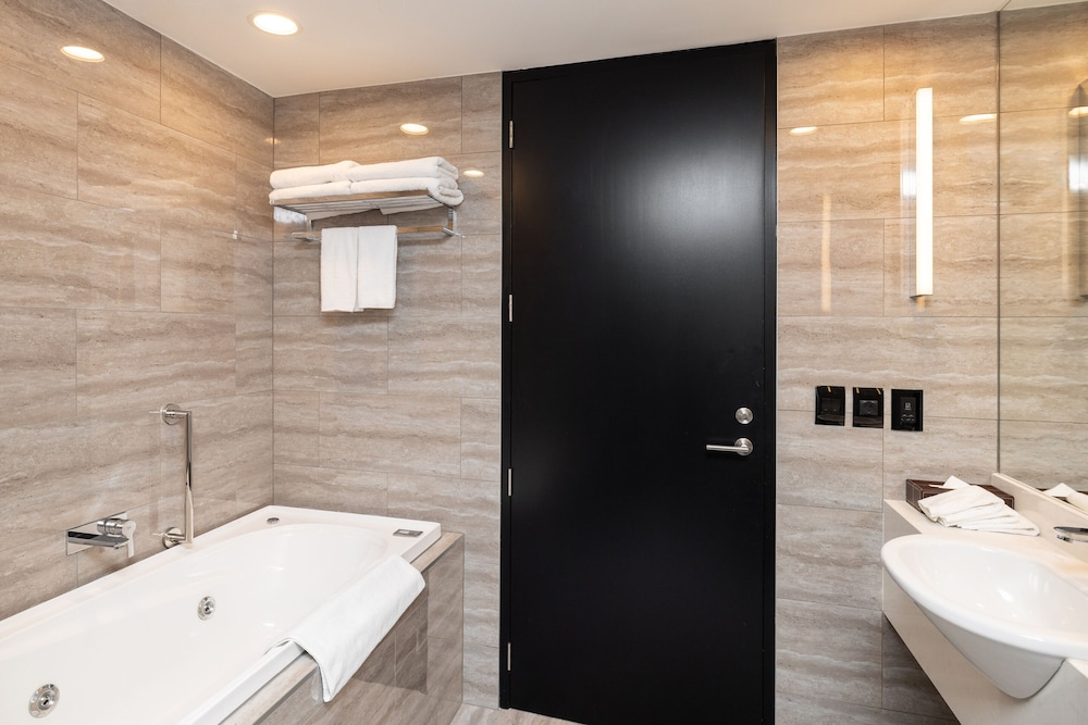 Premium King Suite - Photo 7