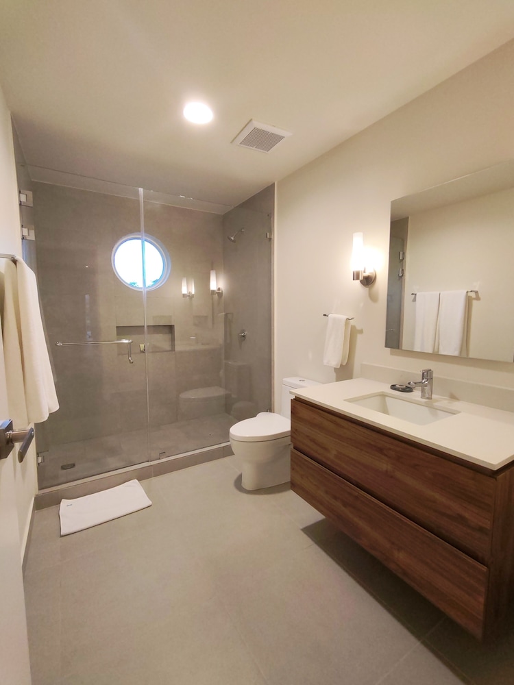 Deluxe Condo, 4 Bedrooms, Partial Ocean View, Garden Area