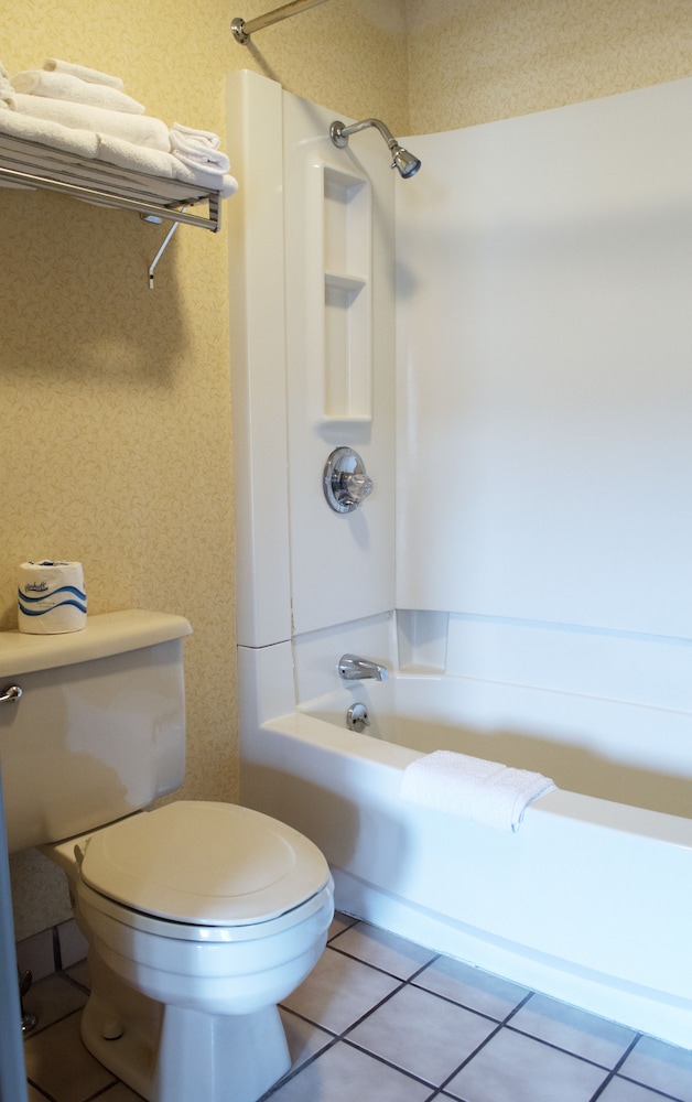 Deluxe Double Room, 2 Queen Beds, Refrigerator & Microwave - Photo 4
