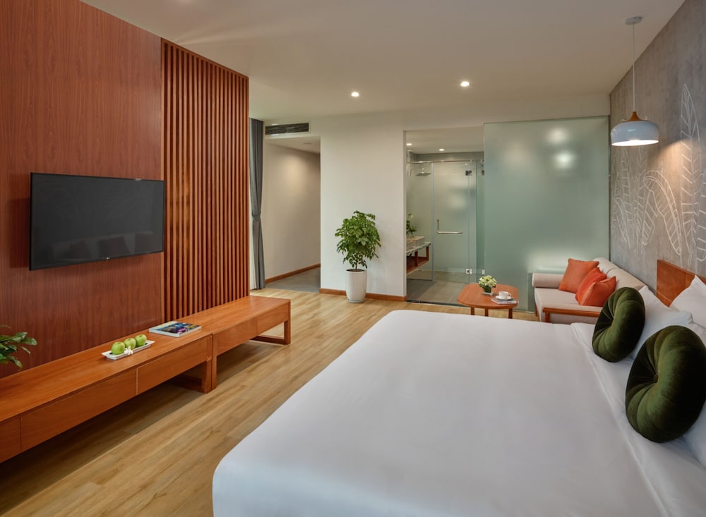 Suite - Photo 1