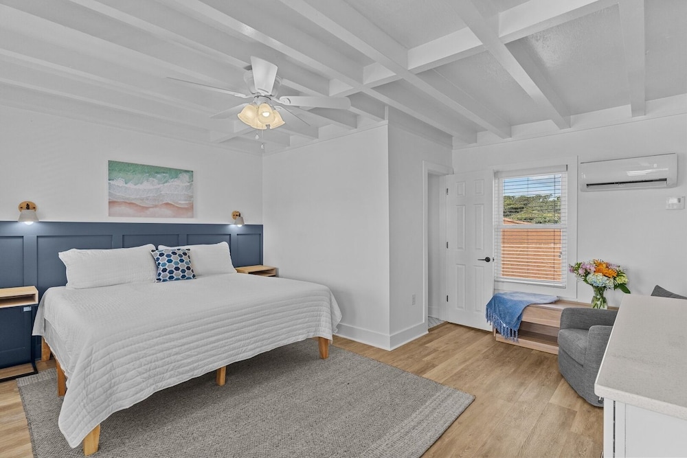 Superior Room, 1 King Bed, Refrigerator & Microwave photo 1