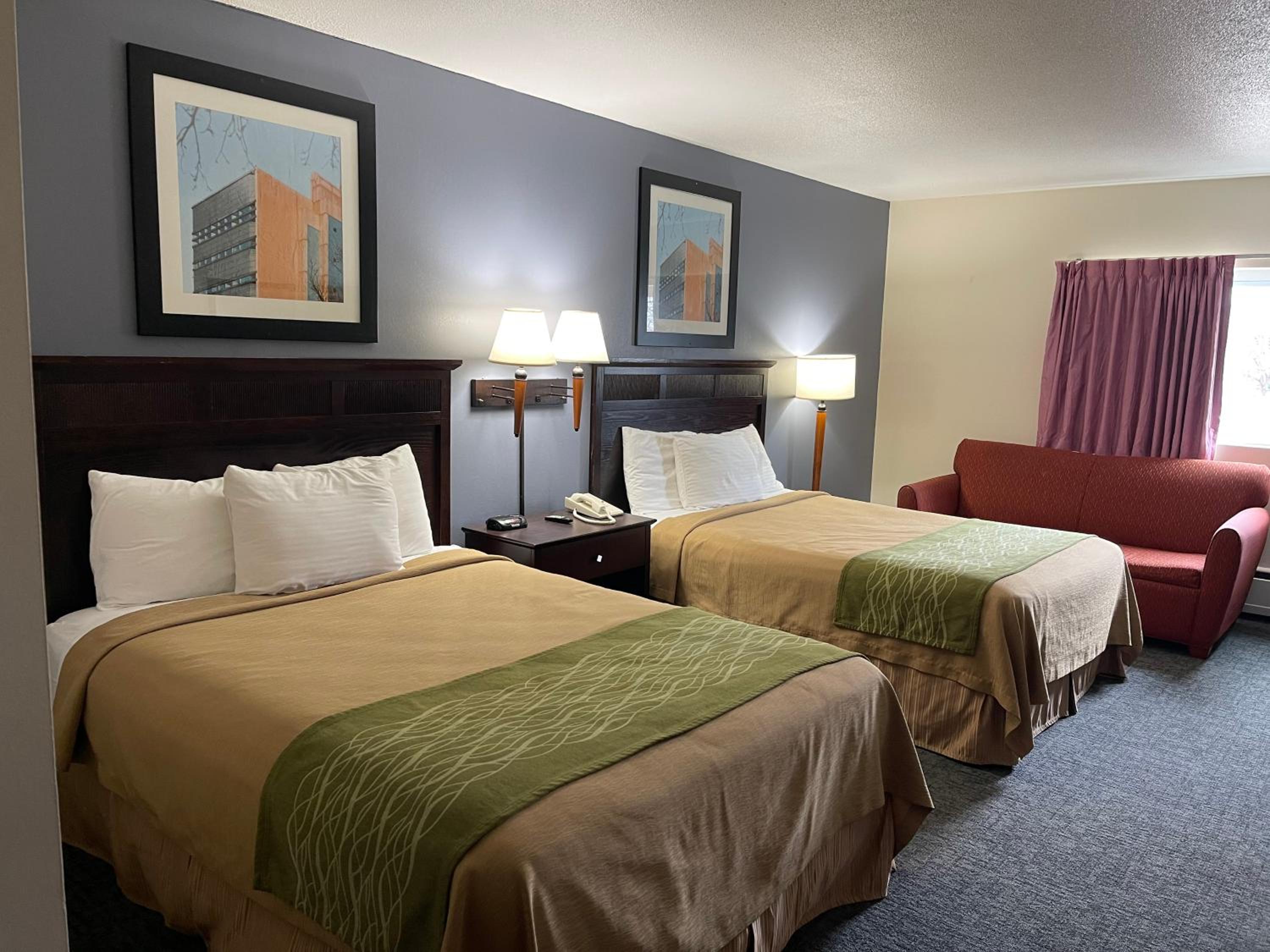 Queen Room with Two Queen Beds photo 2