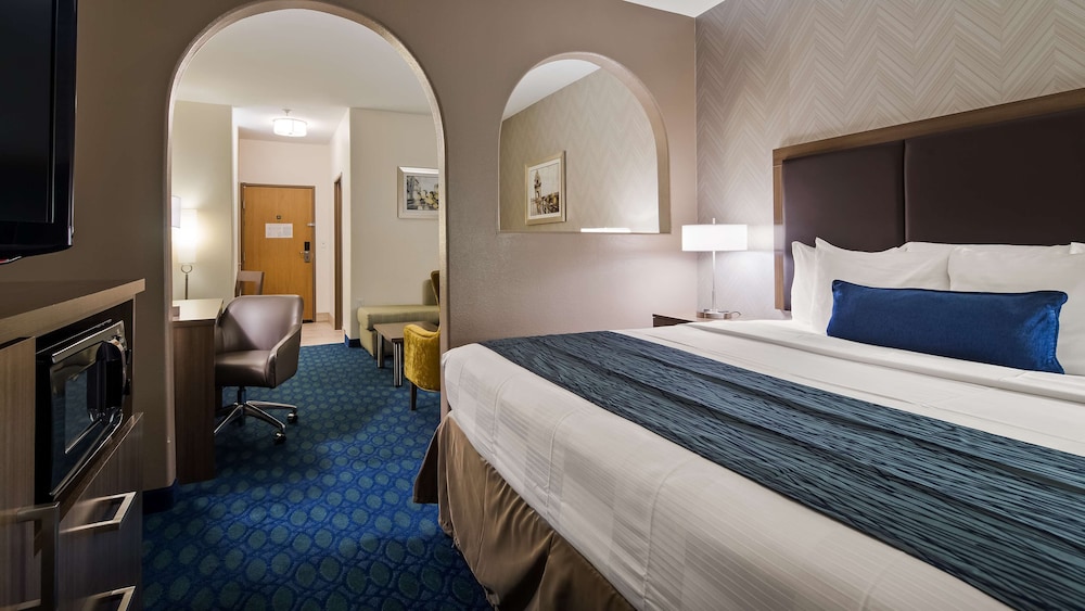 Suite, 1 King Bed, Non Smoking, Refrigerator & Microwave (Oversized Room;with Sofabed) - Photo 3