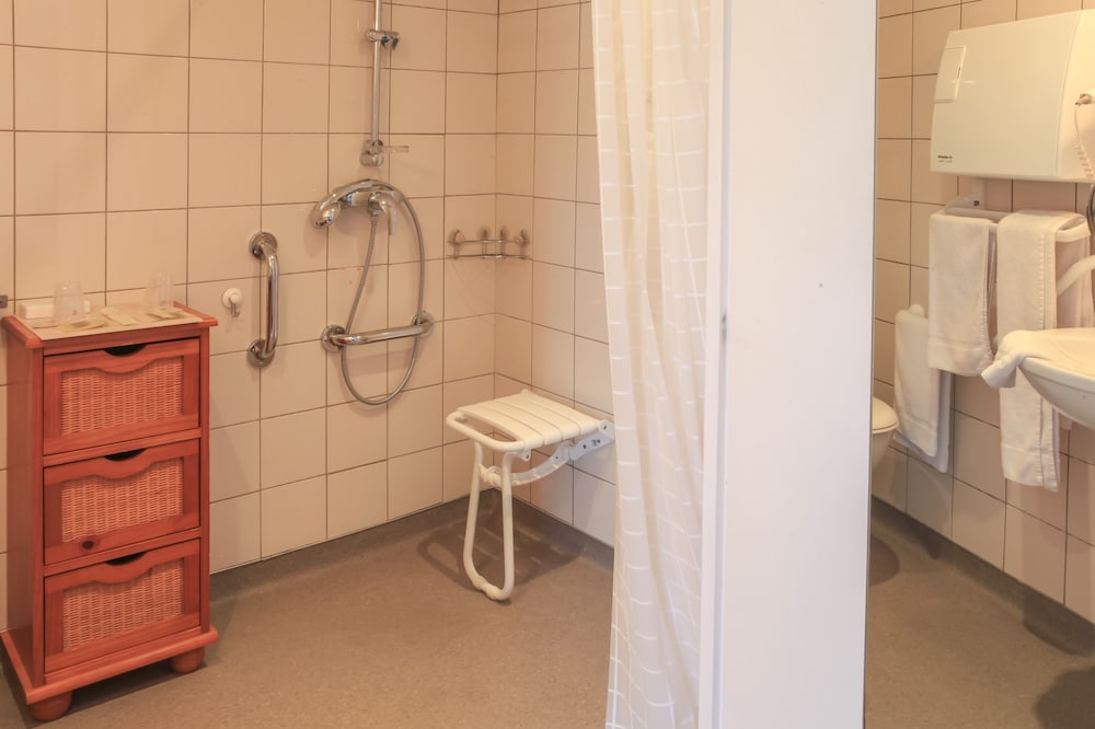 Standard Twin Room, Private Bathroom photo 3