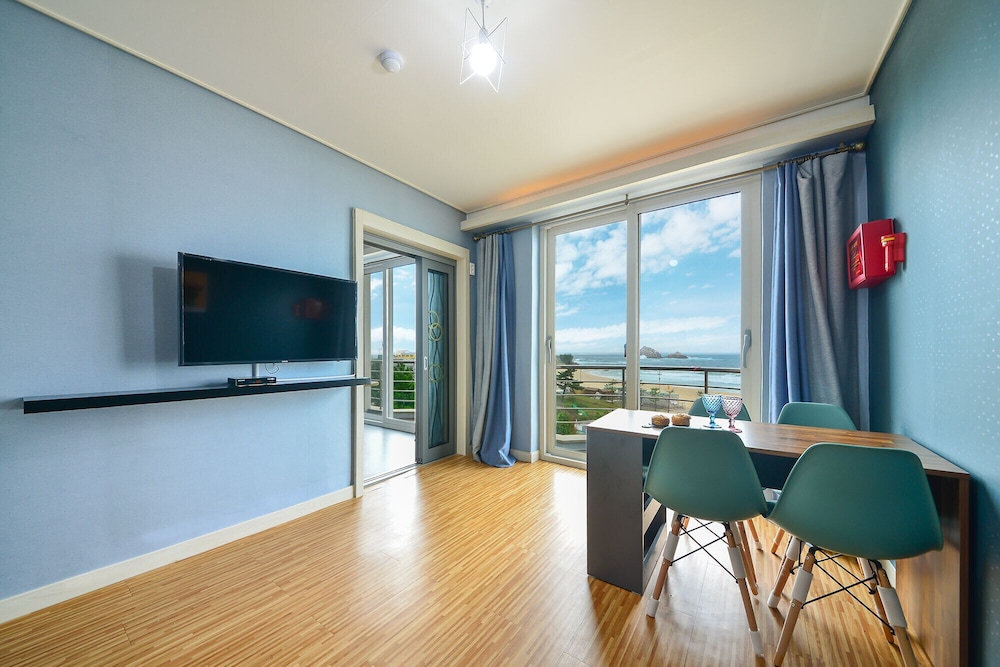 Room, 1 Queen Bed, Ocean View (with Living Room)