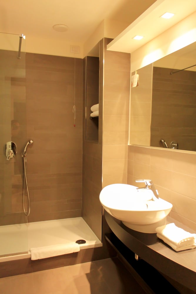 Standard Room, Multiple Beds - Photo 15