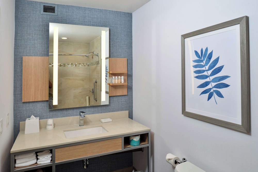 One King Bed, Whirlpool Suite - Photo 4