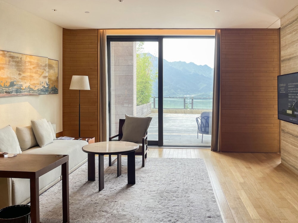 Deluxe Suite, 1 King Bed, Lake View - Photo 2