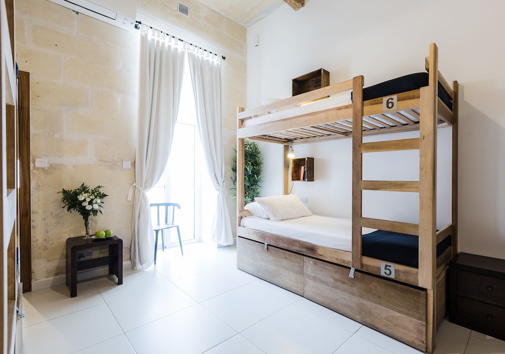 Bed in 6 Beds Superior Dormitory, Ensuite
