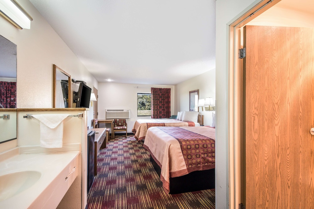 Room, 2 Queen Beds, Non Smoking - Photo 7