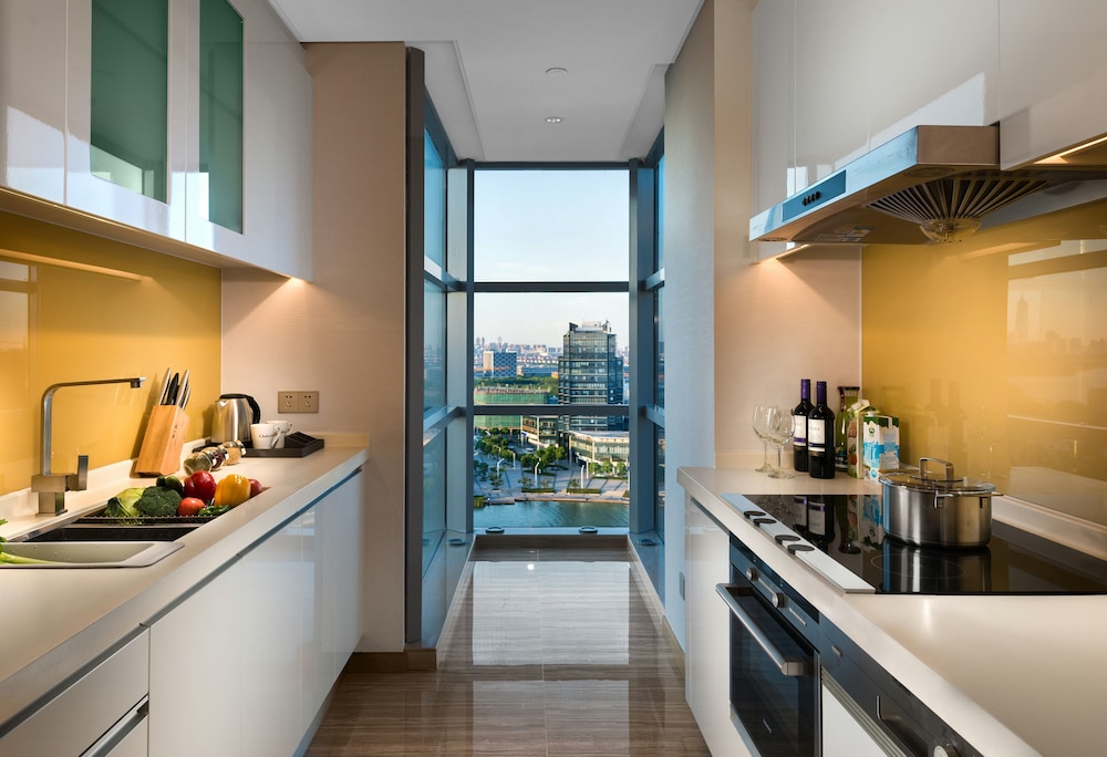 Luxury Apartment, 2 Bedrooms, Partial Lake View photo 3