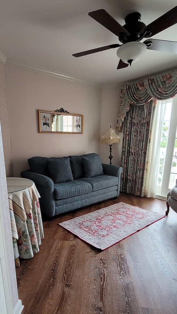 Deluxe Suite, 1 King Bed with Sofa bed, Partial Ocean View photo 2