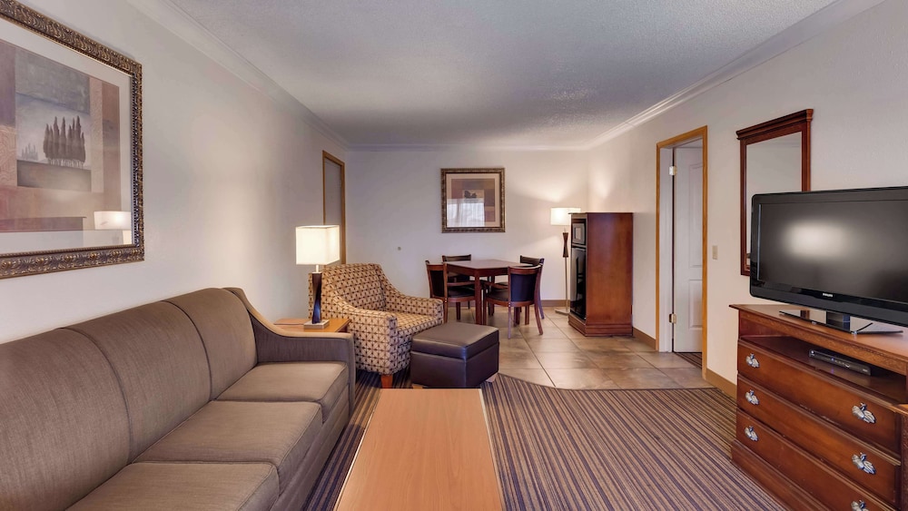 Suite, 2 Queen Beds, Non Smoking, Refrigerator & Microwave (Living Room;with Sofabed) photo 3