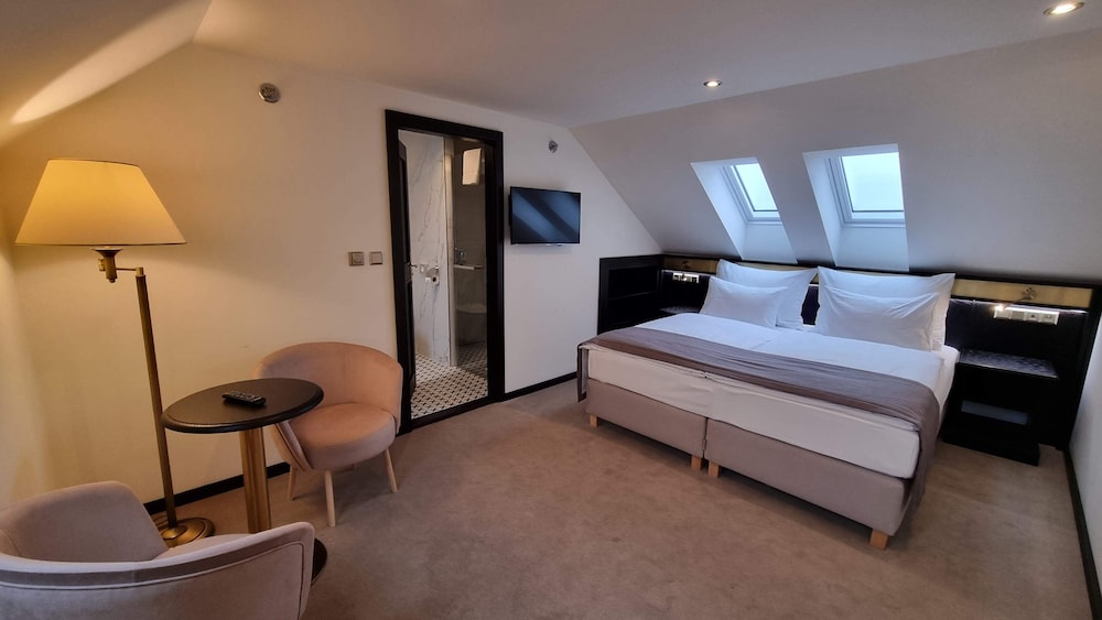 Attic room with stairs - Photo 1