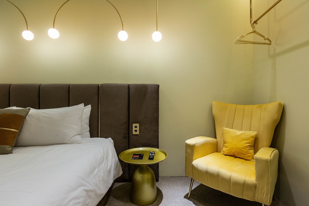 Golden Arc Room with Double Bed (4 min. walking distance from C/I) photo 3