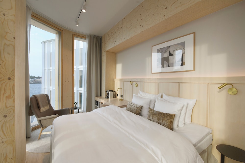 Room, 1 King Bed (Solo Up) - Photo 1