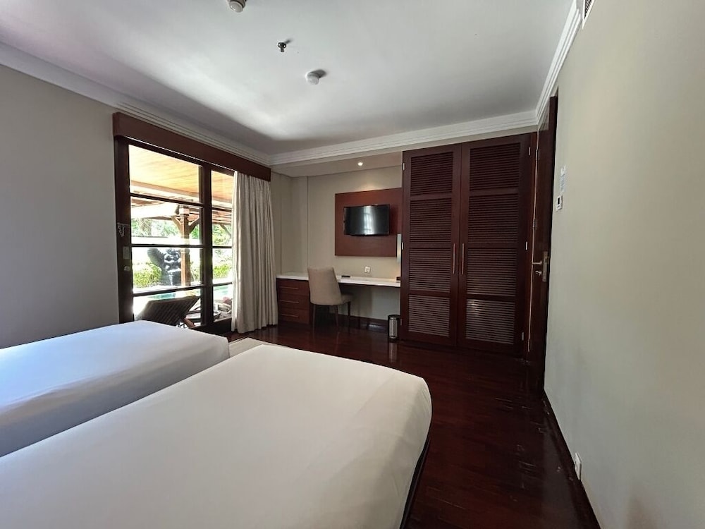 Suite, 3 Bedrooms, Terrace - Photo 3