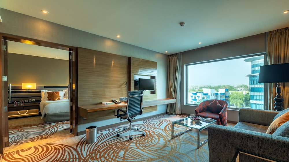 Suite, 1 King Bed, Smoking