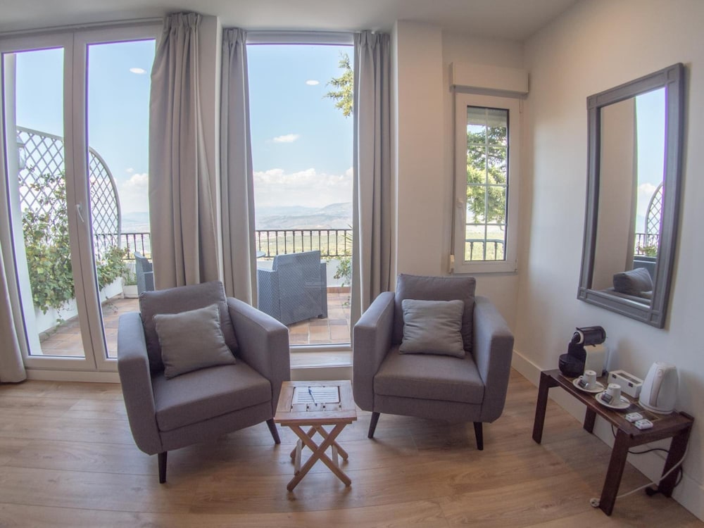 Premium Double Room, 1 King Bed, City View photo 3