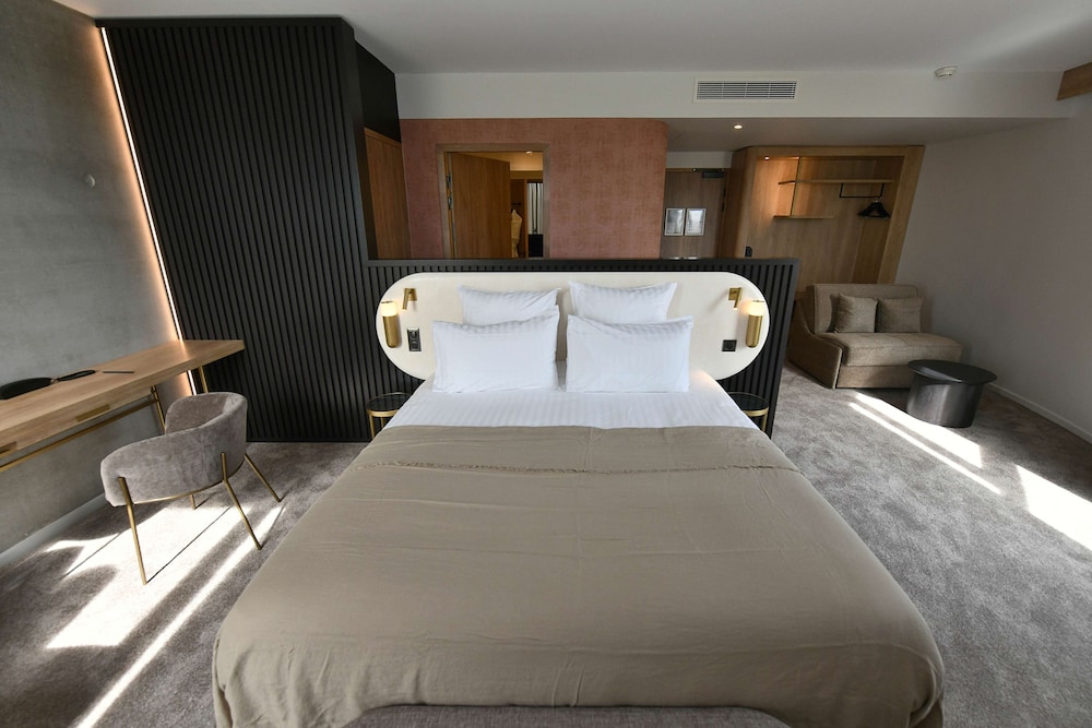 Deluxe Suite, Multiple Beds - Photo 8