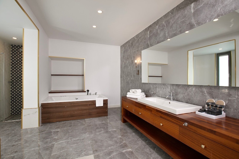 Mediterranean Suite with Panoramic Terrace thumbnail 6