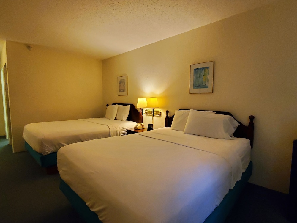 Standard Room, 2 Queen Beds photo 3