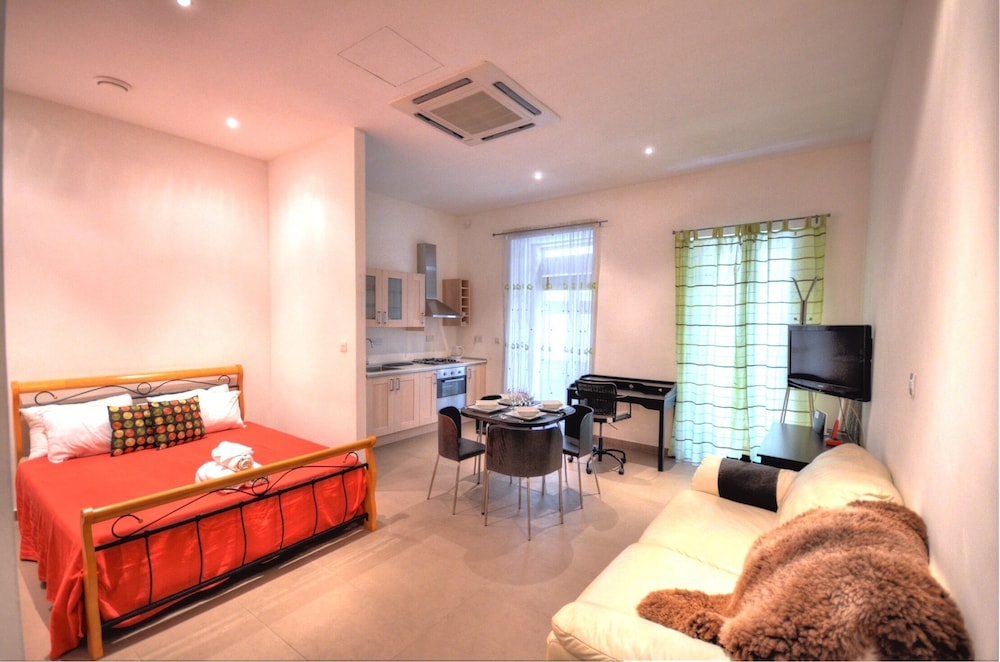Family Studio, City View