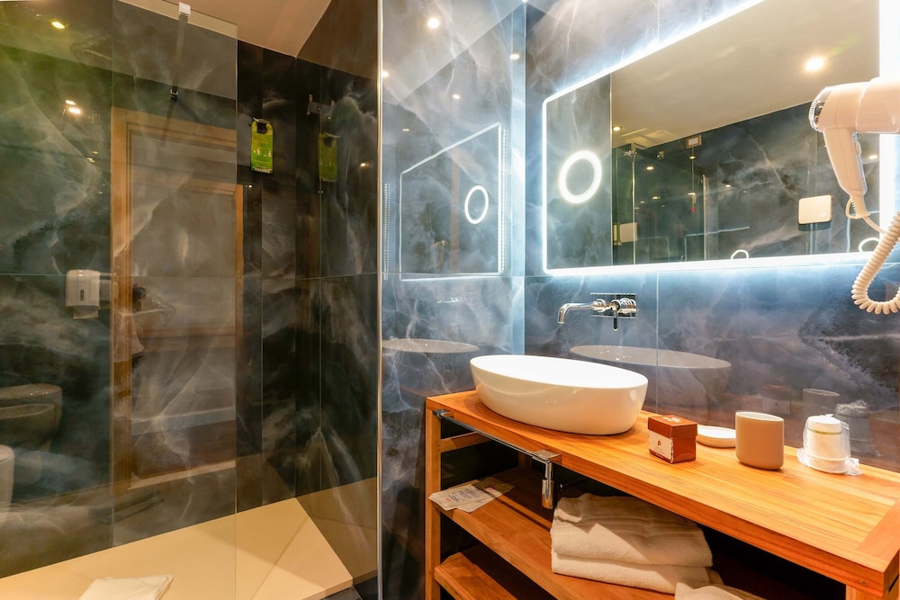 Deluxe Room with Private Spa - Photo 16