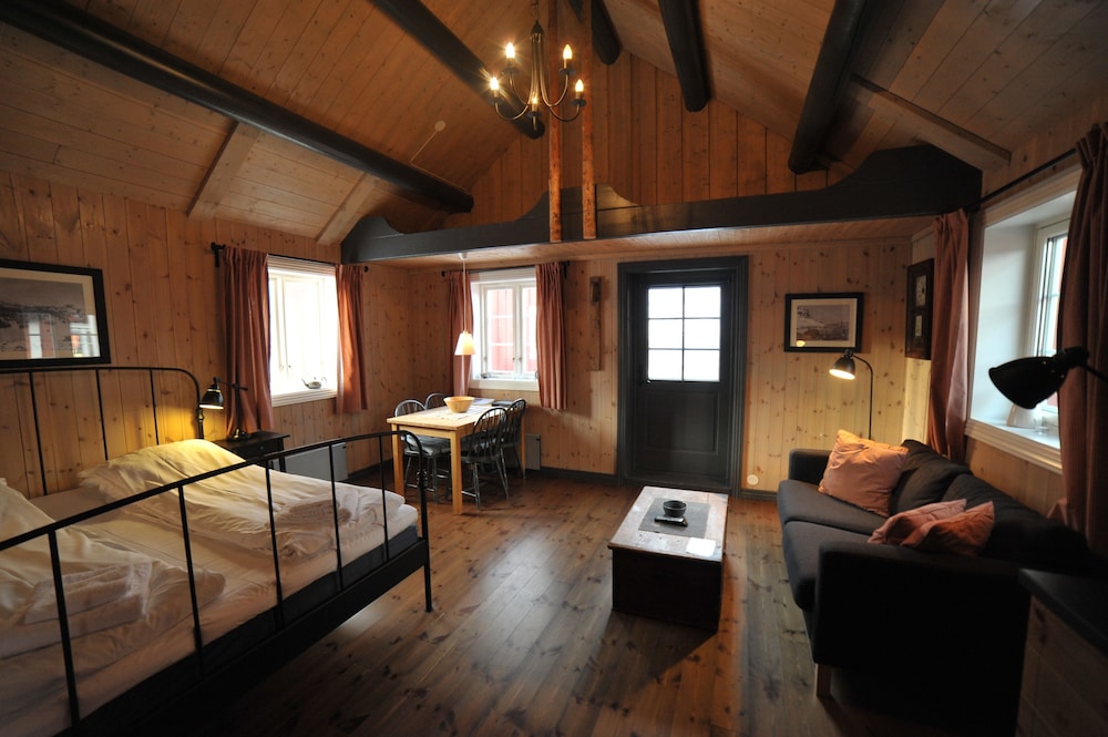 1-bedroom Deluxe rorbu cabin with sea view photo 1