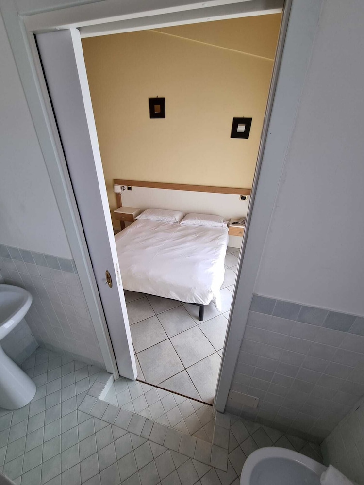 Standard Suite, 2 Bedrooms, Balcony, Lake View - Photo 4