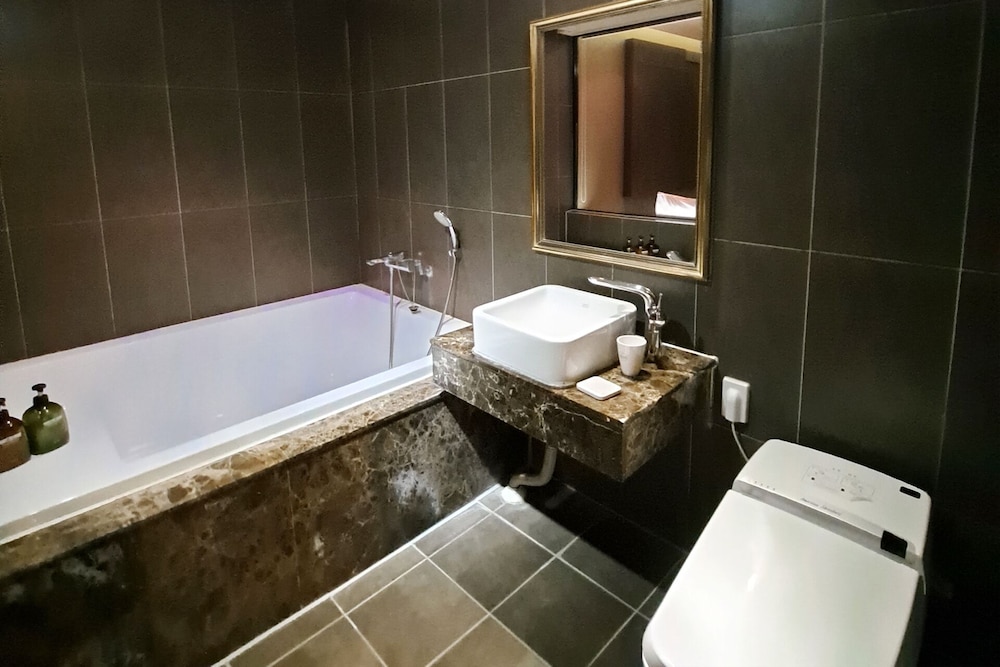 Business Twin Room, Multiple Beds, City View photo 3