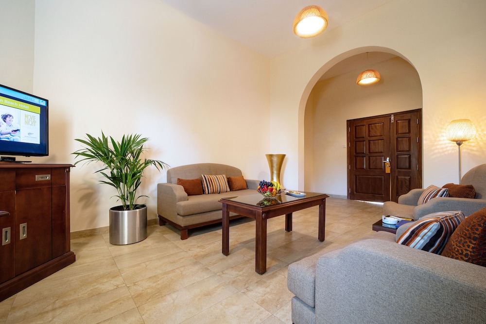 Executive Suite, 1 King Bed, Garden View, Garden Area photo 3