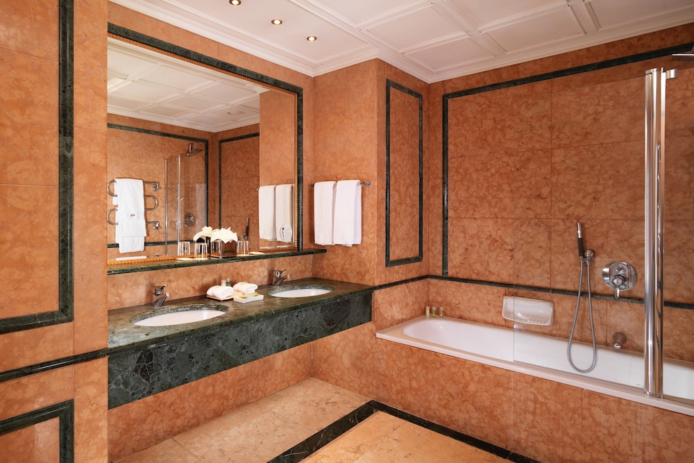 Grand Room, 1 King Bed thumbnail 5